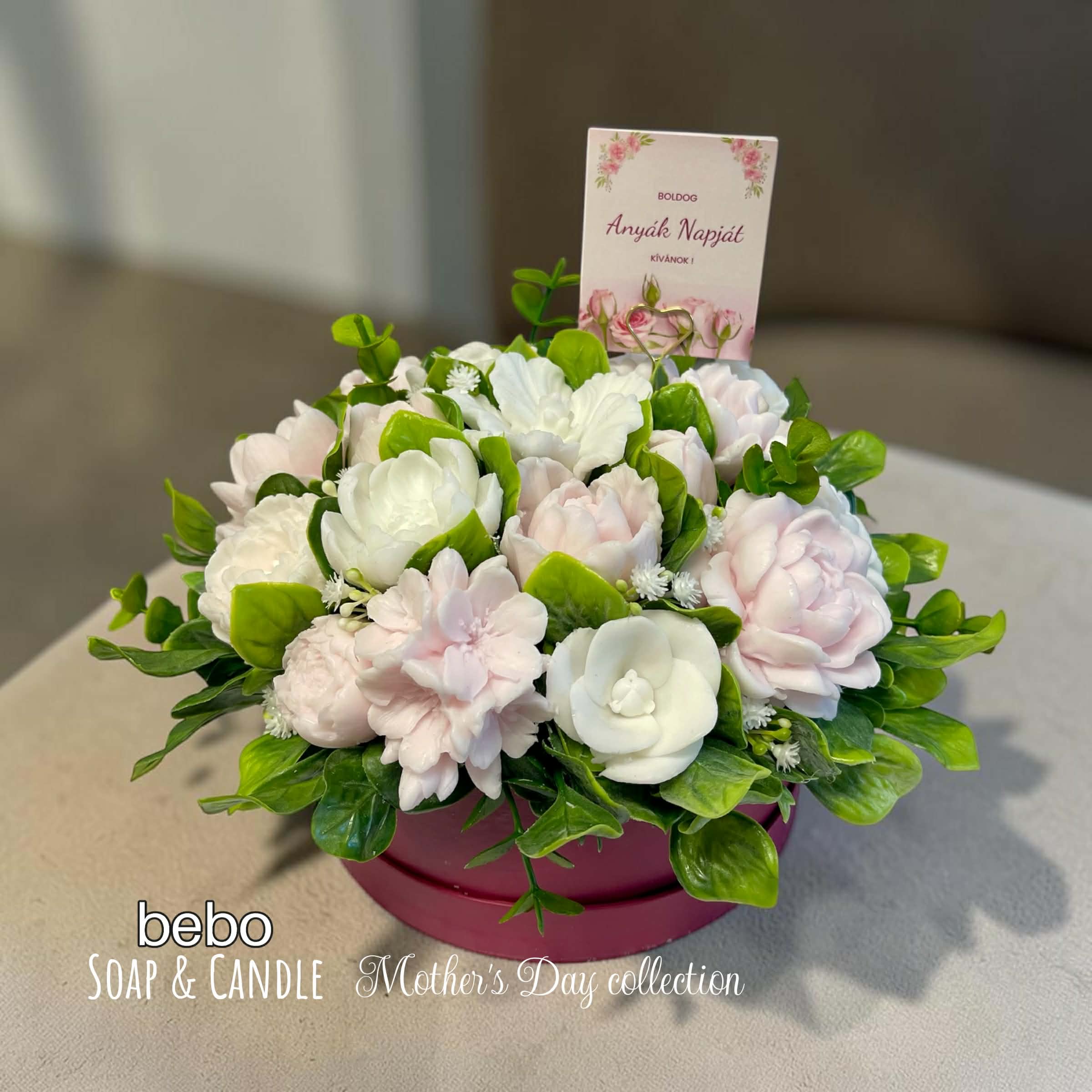 Suttogó elegancia – Anyák napi illatos szappanvirág üzenettel
